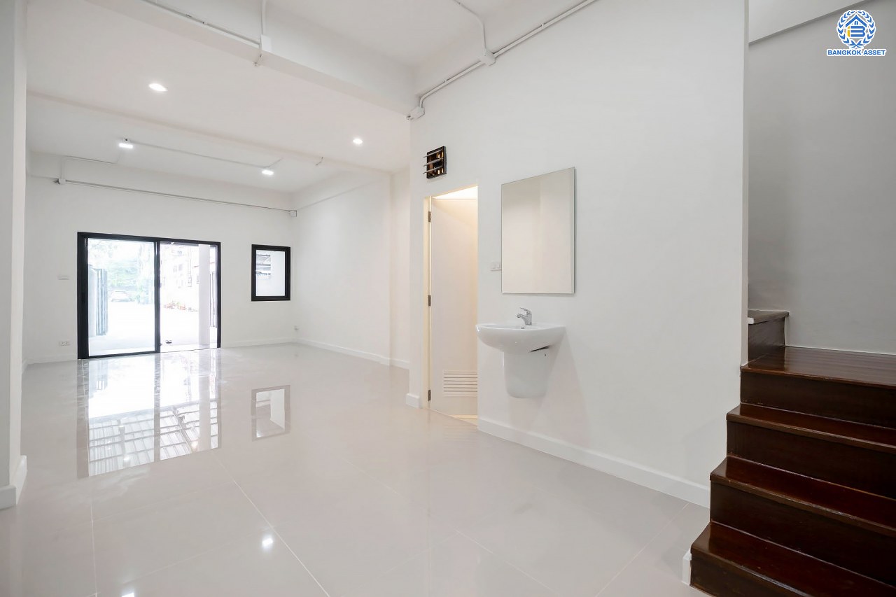 บ้านมือสองตกแต่งใหม่ โครงการ ช.รุ่งเรือง4 กรุงเทพฯ-นนทบุรี พร้อมอยู่ เนื้อที่ 18 ตร.ว. ฟังก์ชัน 2 ห้องนอน 2 ห้องน้ำ จอดรถได้ 1 คัน บนสุดยอดทำเล! เชื่อมถนนพิบูลย์สงคราม, วงศ์สว่าง, นครอินทร์ และติวานนท์ ใกล้จุดขึ้นทางด่วนศรีรัช-วงแหวนรอบนอก และรถไฟฟ้า "สถานีแยกติวานนท์"...